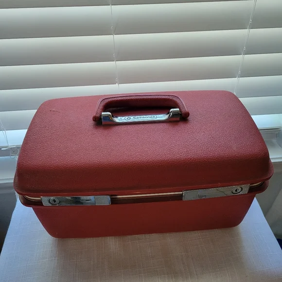 Vintage Red Travel Case - Picture 4 of 13
